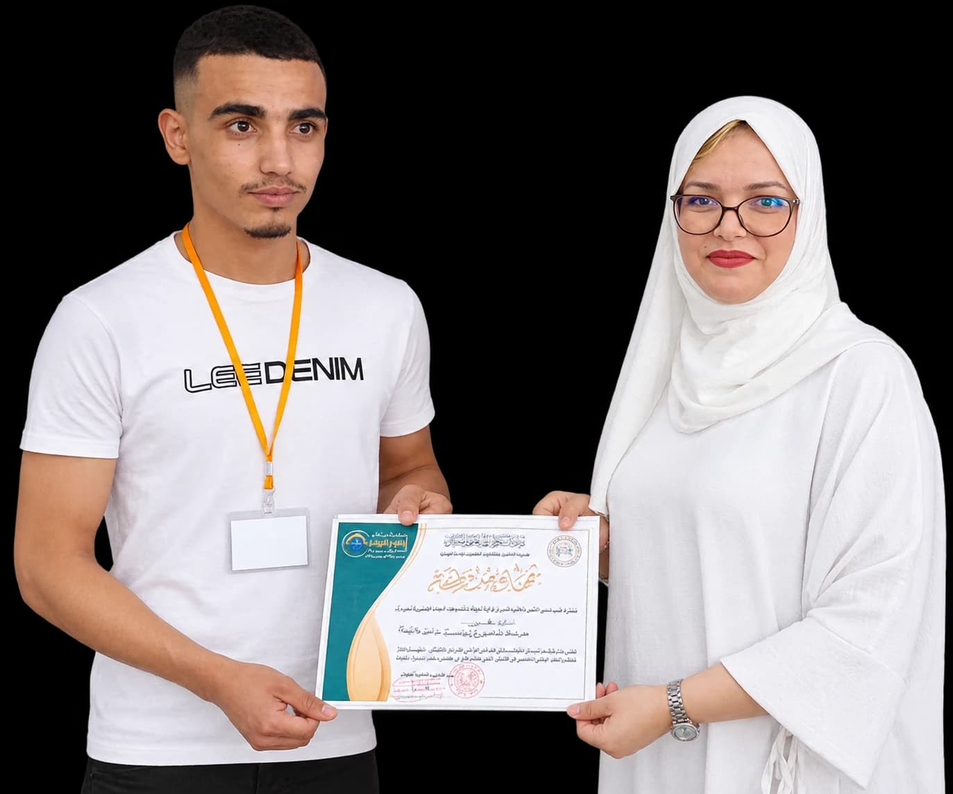 المديرة العامة أ. نوال عيساوي تسلم شهادة التخرج الرسمية لمتربص